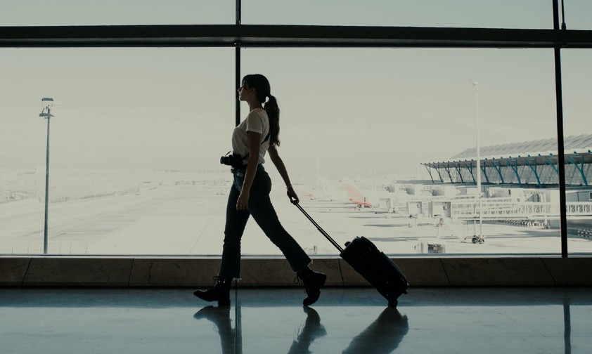 Passagierin am Flughafen: Aktuell erscheinen viele gar nicht dort.