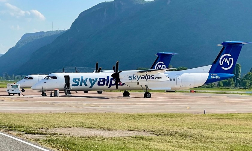De Havilland Canada Dash 8-400 von Sky Alps in Bozen: Bald auch in Bratislava zu sehen.