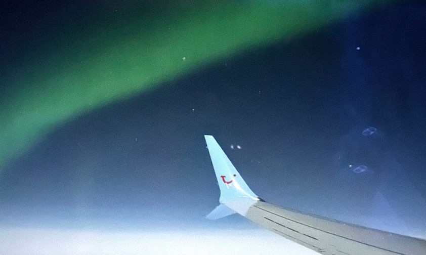 Nordlichter begleiteten Flug TOM950P. 