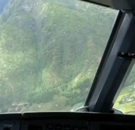 Überall Berge: Der Anflug auf den Flughafen ist nicht einfach