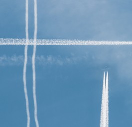 Flugzeuge in der Luft: Mit E-Triebwerk oder Biokraftstoffen könnte man fliegen.
