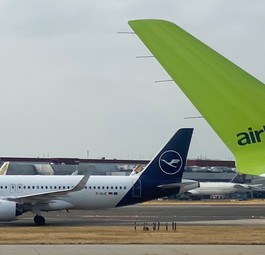 Airbus A320 Neo von Lufthansa und A220- Flügelspitze von Air Baltic: Unterstützung.