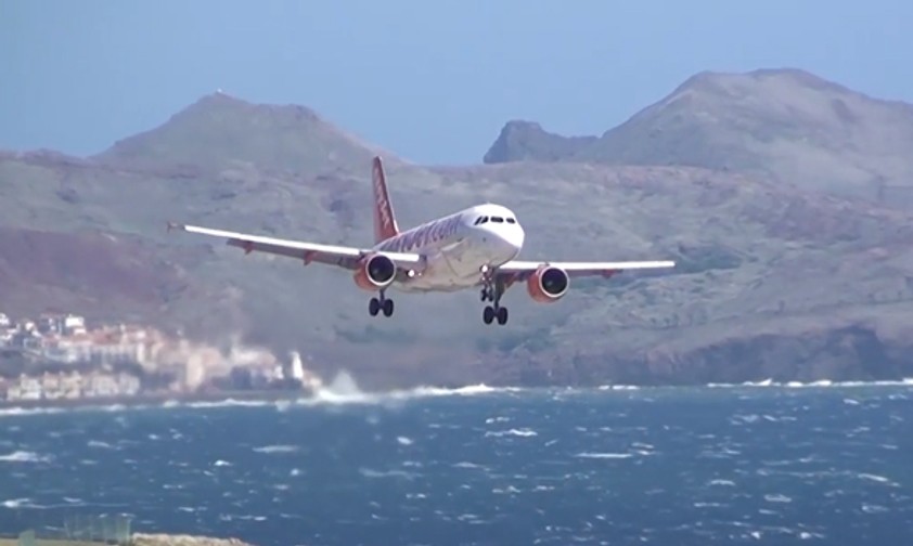 Easyjet-Flieger beim Anflug auf Madeira: Er war nicht der Einzige, der es schwer hatte.