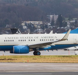 Boeing C-40 der US Air Force: Reist der ukrainische Präsident mit der Maschine mit dem kennzeichen 10-0041?