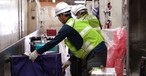 Gepäckverladung am Kansai Airport: Viel Personal, große Genauigkeit.