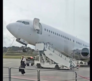 Die gekippte Boeing 737 von Getjet in Haugesund: Fehler beim Entladen.