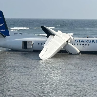 Die Fokker 50 nach der Notlandung: Niemand kam bei dem Unglück ums Leben.