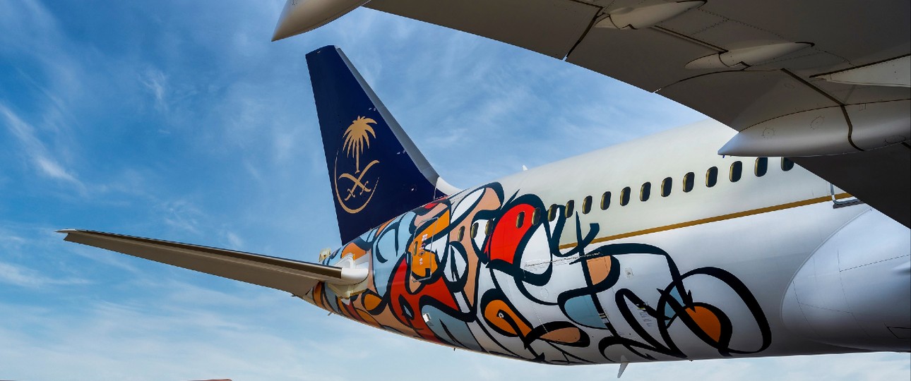 ... hat die Fluggesellschaft mit arabischer Kalligraphie verziert, um ...