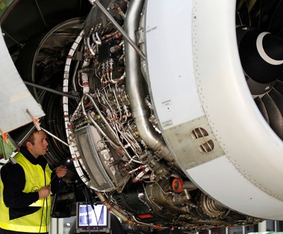 Bei Lufthansa Technik: Video-Boroskopie der dritten Stufe des Hochdruckverdichters eines V2500.