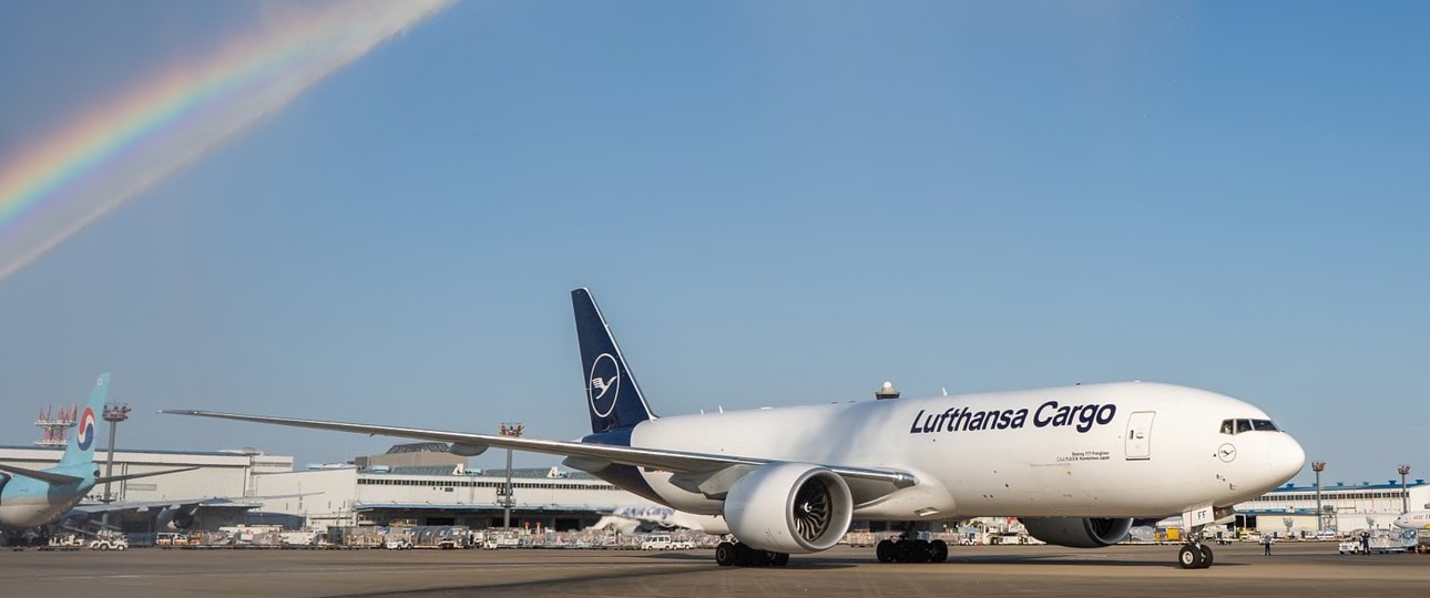 Die Boeing 777 F mit der Kennung Kennzeichen D-ALFF trägt den Taufnamen Konichiwa: Vorerst heißt es mal Saynoara.