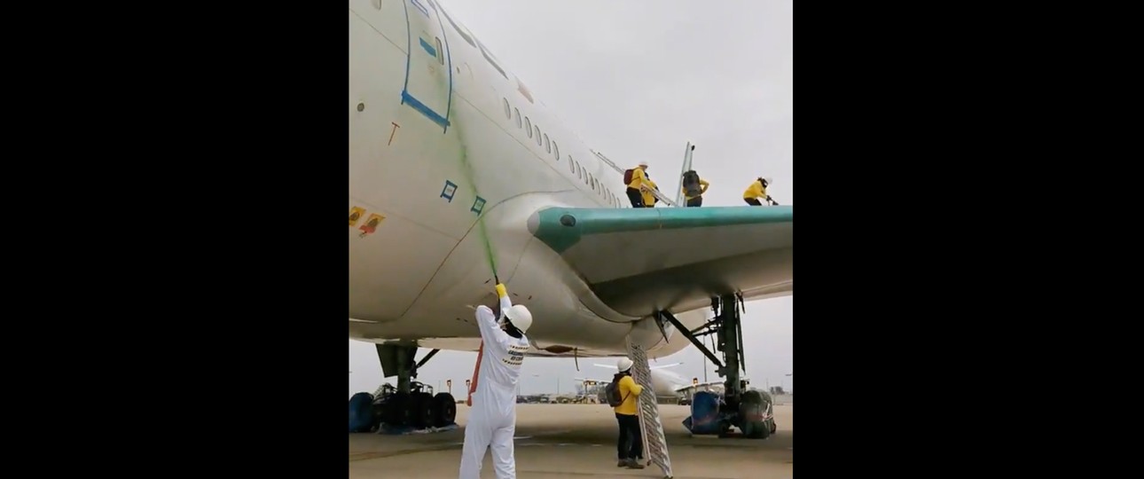 Dort machen sie sich an der Boeing 777 zu schaffen.