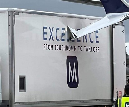 Flügelspitze meets Cateringwagen.