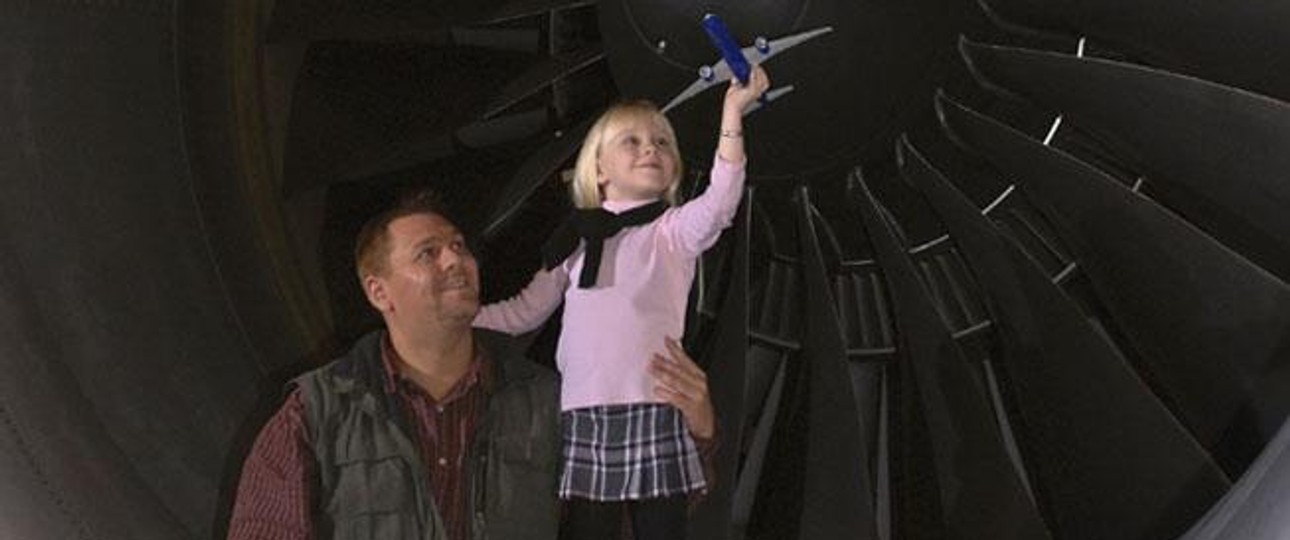 Junger Boeing-Fan: Ob auch der Flieger des Mädchens teurer wurde, entzieht sich der Kenntnis der Redaktion.