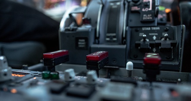 Cockpit: Wer hier sitzt, muss flugtauglich geschrieben sein.