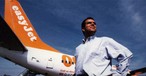 Easyjet-Gründer Stelios vor einem seiner Jets im Jahr 1999: Er hält noch immer 34 Prozent am Unternehmen