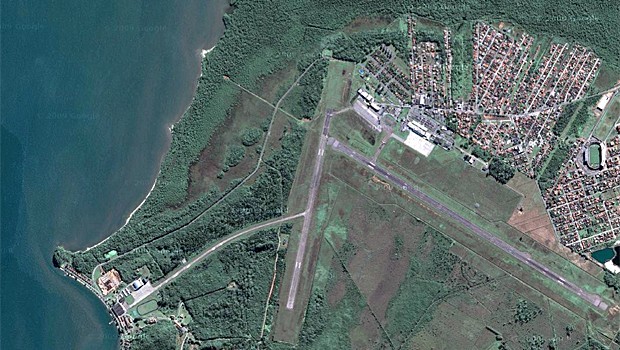 Der Flughafen liegt am Meer - und doch nicht.