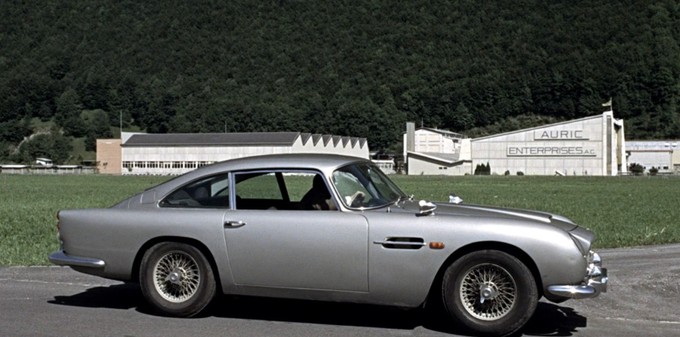 James Bond und sein Aston Martin vor der Goldschmelze von Auric Goldfinger.