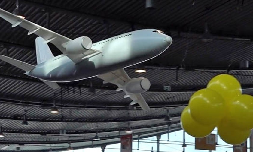 Gigantisches Modellflugzeug fliegt in Halle