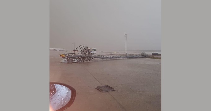 So fegte der Sturm über den Flughafen.