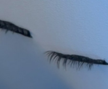 Falsche Wimpern an der Wand: Vergessen oder extra zurückgelassen?