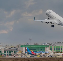 Flieger von Air Dolomitin in mailand-Linate: Die Lufthansa-Gruppe muss am Flughafen Federn lassen.