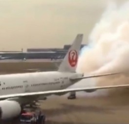 Eine Boeing 777 wird zur Nebelmaschine