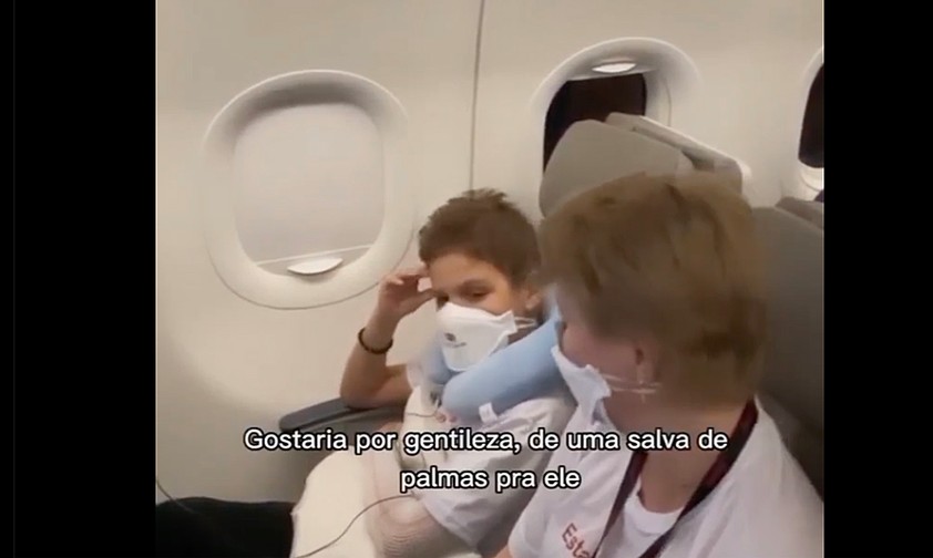 Mitreisende applaudieren von Leukämie geheiltem Jungen