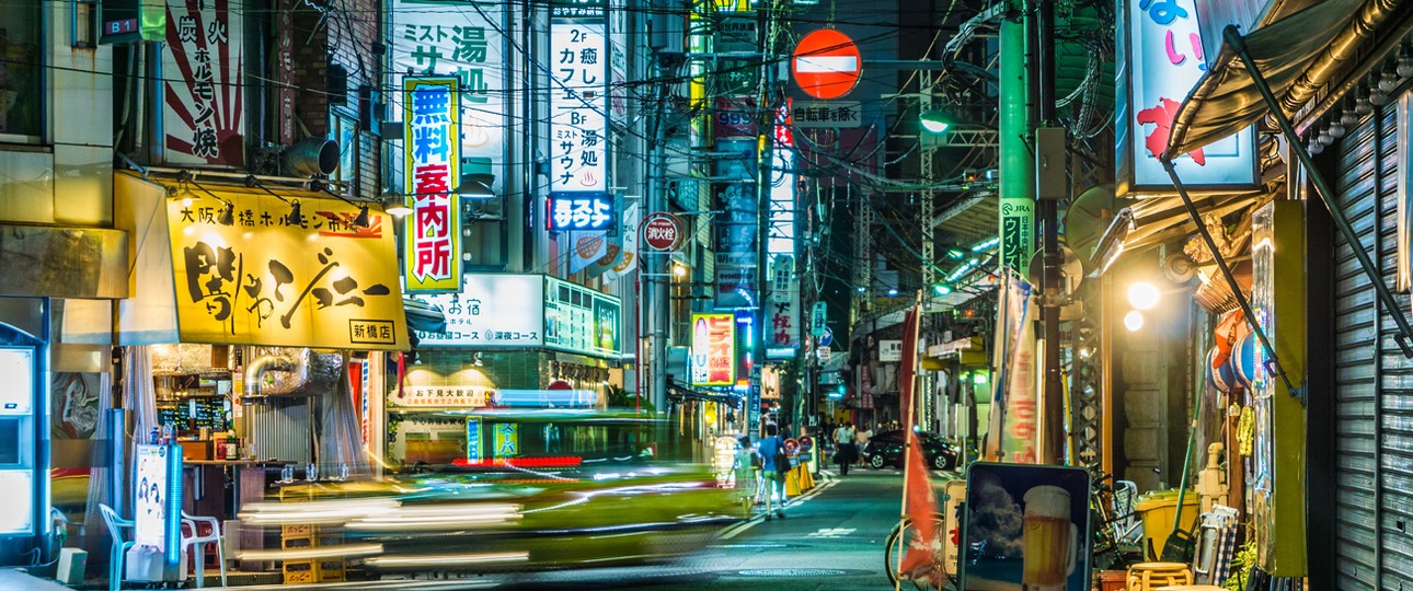 Nächtliche Straßenszene in Tokio: Lufthansa fliegt von Frankfurt nach Haneda.