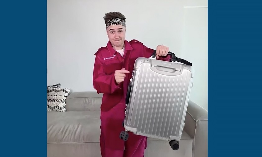 Der Kofferanzug von Eurowings: Es soll alles reinpassen, was sonst in den Rollkoffer ginge.