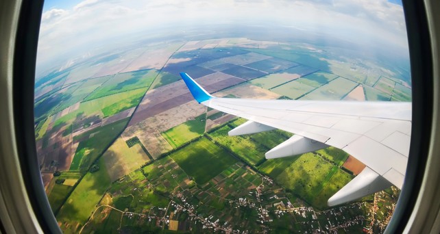 Blick aus einem Flugzeugfenster: Künftig soll GPS durch ein neues Navigationssystem abgelöst werden.