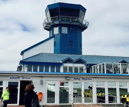 Flughafen Sylt: Hier sitzt ein Lufthansa.Flieger fest.