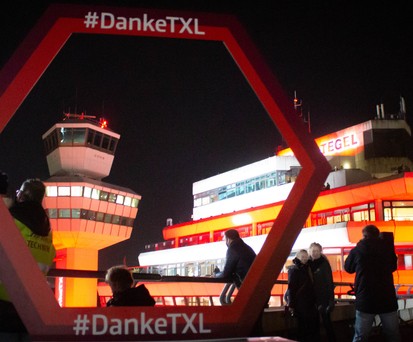 Besucherplattform in Berlin-Tegel: Am vorletzten Betriebstag durfte die Öffentlichkeit ein letztes Mal auf die Aussichtsplattform.