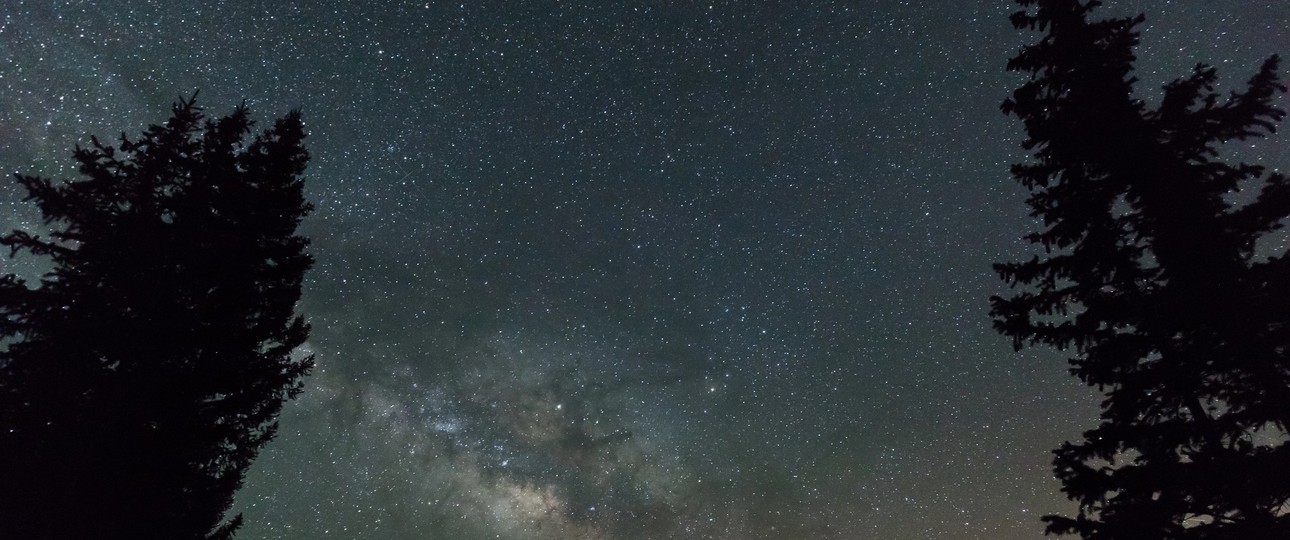 Nachthimmel in den Bergen Colorados: 1982 wurde ein Mann gerettet, weil in einem Passagierflugzeug jemand die SOS Zeichen erkannte.