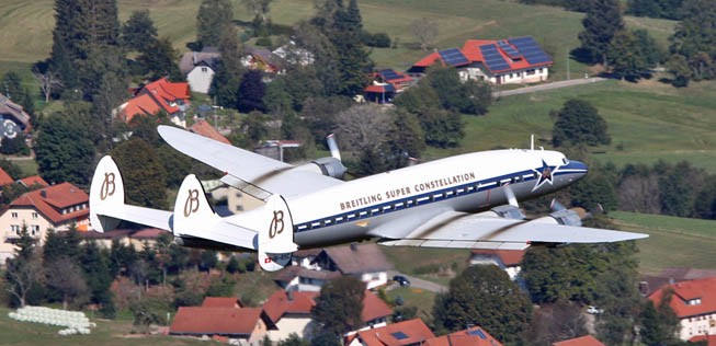 Super Constellation von Breitling über dem Schwarzwald.