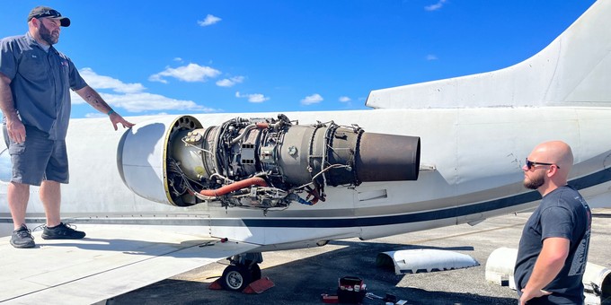 Die Classic Lear Jet Foundation baute dann die  Triebwerke ...