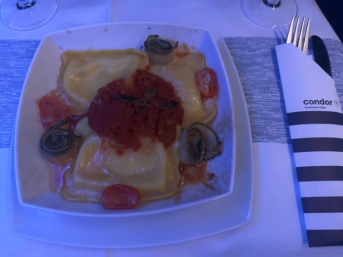 Die Hauptspeise: Mit Ricotta gefüllte Ravioli mit Arrabiata-Sauce.