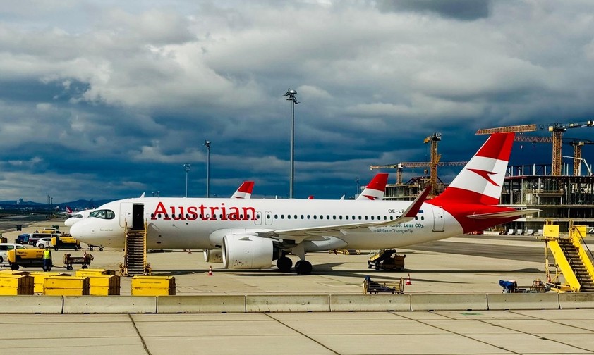 Airbus A320 Neo mit dem Kennzeichen OE-LZN: Der Flieger von Austrian Airlines fliegt gestrandete Lufthansa-Group-Crews in die Heimat.