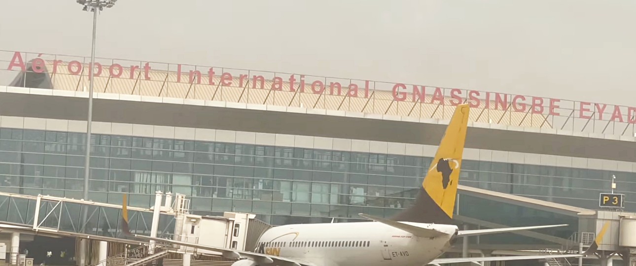 Das Video einer Reisenden zeigt die Ankunft am Flughafen Lomé.