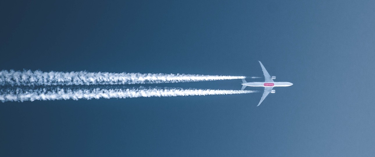 Flieger zieht Kondensstreifen: Organisation untersucht Klimafreundlichkeit von Airlines.