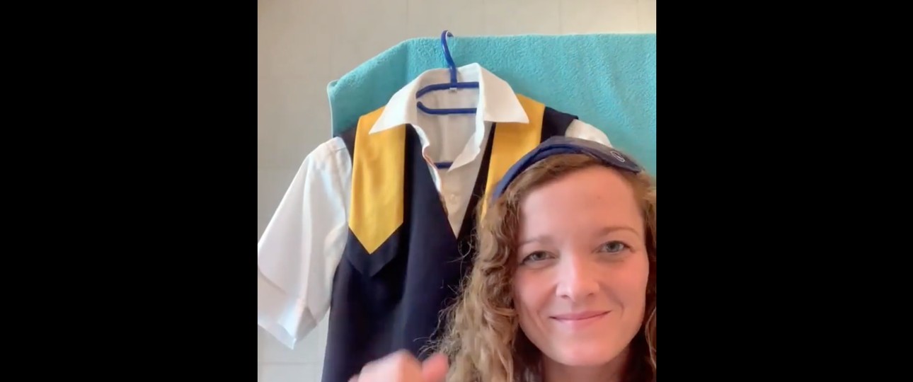 Flugbegleiterin von Lufthansa: Die Uniform hängt bereit.