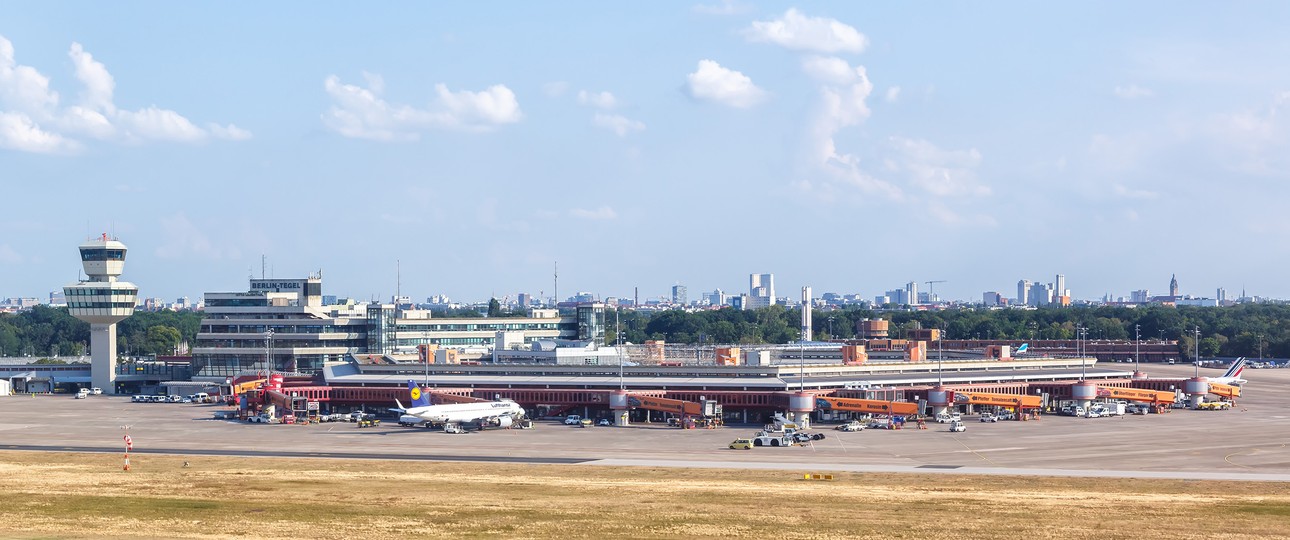 Der Flughafen Tegel: Anfang November wurde der Betrieb eingestellt. Letztes Jahr flogen <span data-sheets-value="{&quot;1&quot;:3,&quot;3&quot;:6047139}" data-sheets-userformat="{&quot;2&quot;:579,&quot;3&quot;:{&quot;1&quot;:2,&quot;2&quot;:&quot;#,##0&quot;,&quot;3&quot;:1},&quot;4&quot;:{&quot;1&quot;:2,&quot;2&quot;:16777215},&quot;9&quot;:2,&quot;12&quot;:0}">6.047.139</span> Leute von hier ab.