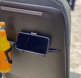 Economy-Sitz von Recaro mit eingeschobenem Flaschen- und Handhalter: Spart Gewicht.