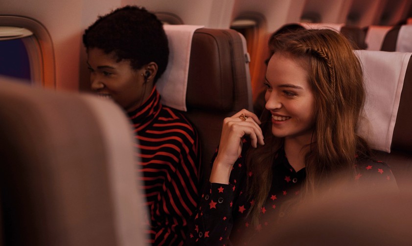 Passagierinnen von Swiss: Sie erfahren neu deutlicher, dass Swiss zu Lufthansa Group gehört.