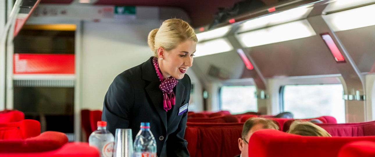 Rot statt blau: KLM-Passagiere zwischen Brüssel und Amsterdam fahren bald vermehrt in Thalys-Zügen.