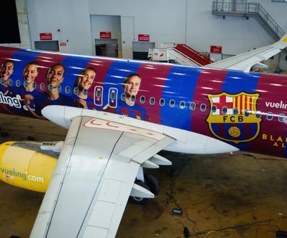 Der Airbus A320 von Vueling: Bis Mitte Juni fliegt der Airbus mit Bildern von Spielerinnen des FV Barcelona durch Europa.