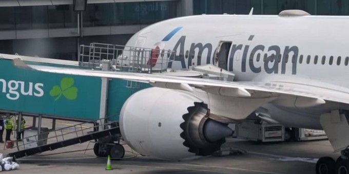 Die eigeknickte Fluggastbrücke riss die Tür der Boeing 787-8 ab.