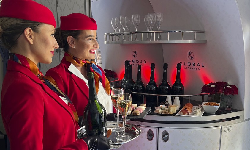 Flugbegleiterinnen von Global Airlines: Bald geht es los.