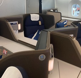 Noch etwas weiter vorne, in der Business Class, dann die Besonderheit: Das Braun, wie es hier zu sehen ist, kennt man so von Lufthansa nicht.