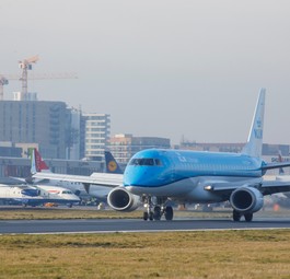 Embraer von KLM Cityhopper am Flughafen London City: Keine Flüge mehr von der Insel in die Niederlande.