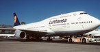 Boeing 747 von Lufthansa: Sie trägt das Kennzeichen ABVW und den Taufnamen Wolfsburg. Erkennen Sie den Zusammenhang?